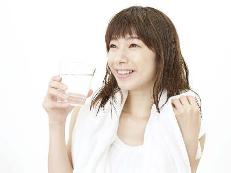 飲料水を飲む女性