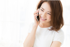 電話をする女性