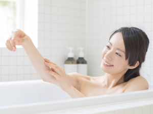 お風呂に入る女性