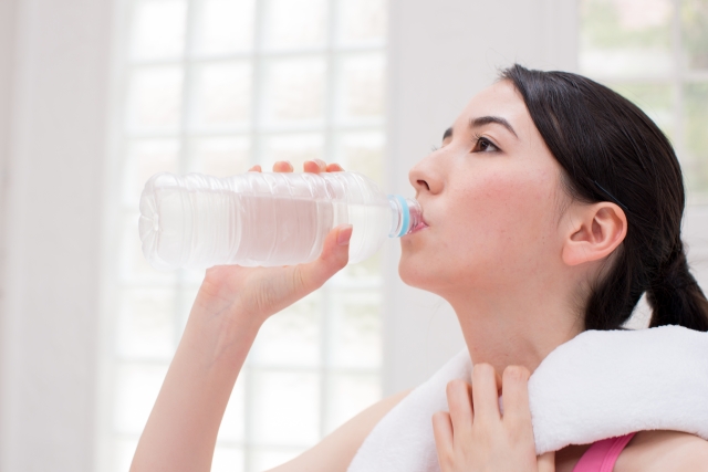 水を飲むとやせるというのは本当？水を飲むときの注意点についても解説します！